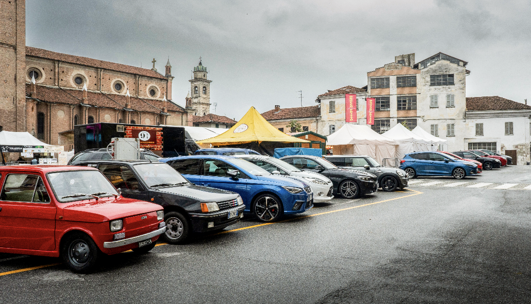 GIMKHANA CARAMAGNA PIEMONTE 2025 – MOTORI, PASSIONE E ADRENALINA IN PIAZZA CASTELLO