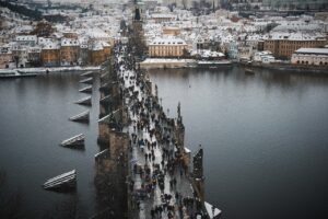 Praga coperta di neve, con i suoi storici edifici e strade incantevoli in un'atmosfera invernale magica.