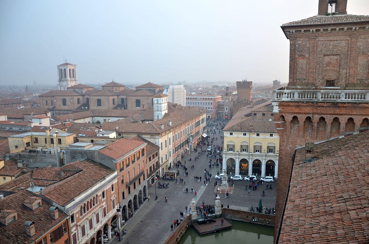 Mantova, vista panoramica di architetture rinascimentali senza turisti.