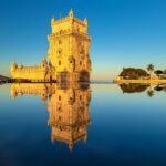 Vista panoramica di Lisbona con strade tranquille e cieli sereni a febbraio.