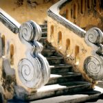 Scalinata decorata a mano con ceramiche colorate nella città della ceramica in Sicilia.