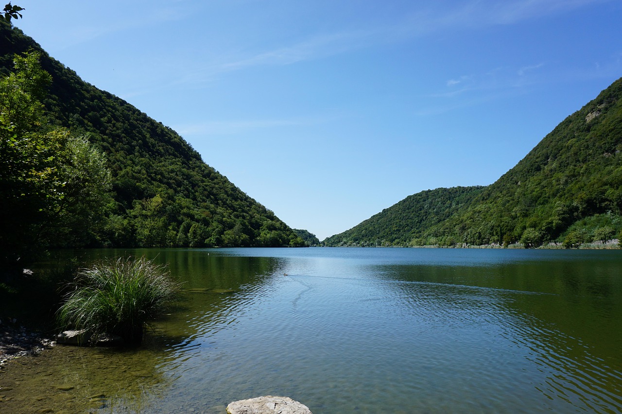 Laghi nascosti del Lazio circondati da natura lussureggiante e ideale per il relax.