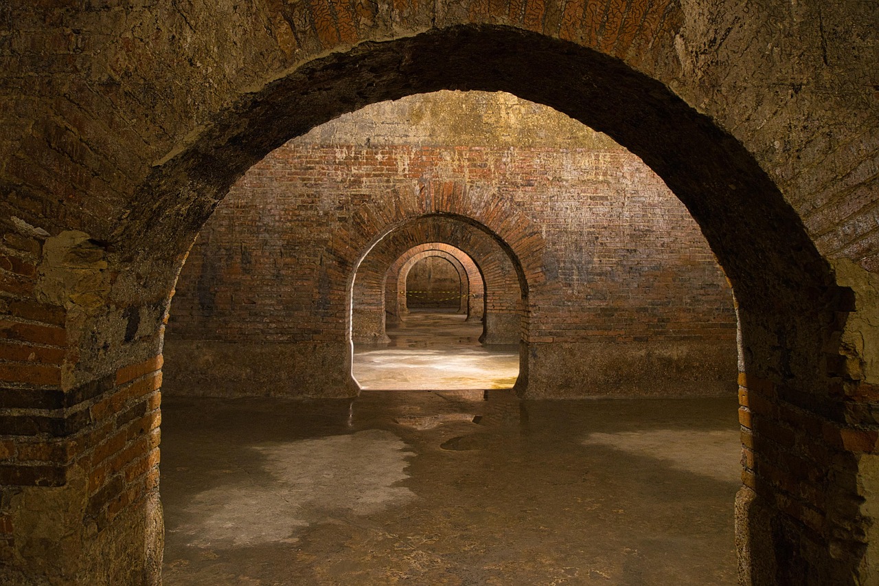 Vista di Napoli sotterranea con dettagli delle antiche gallerie e architetture nascoste.