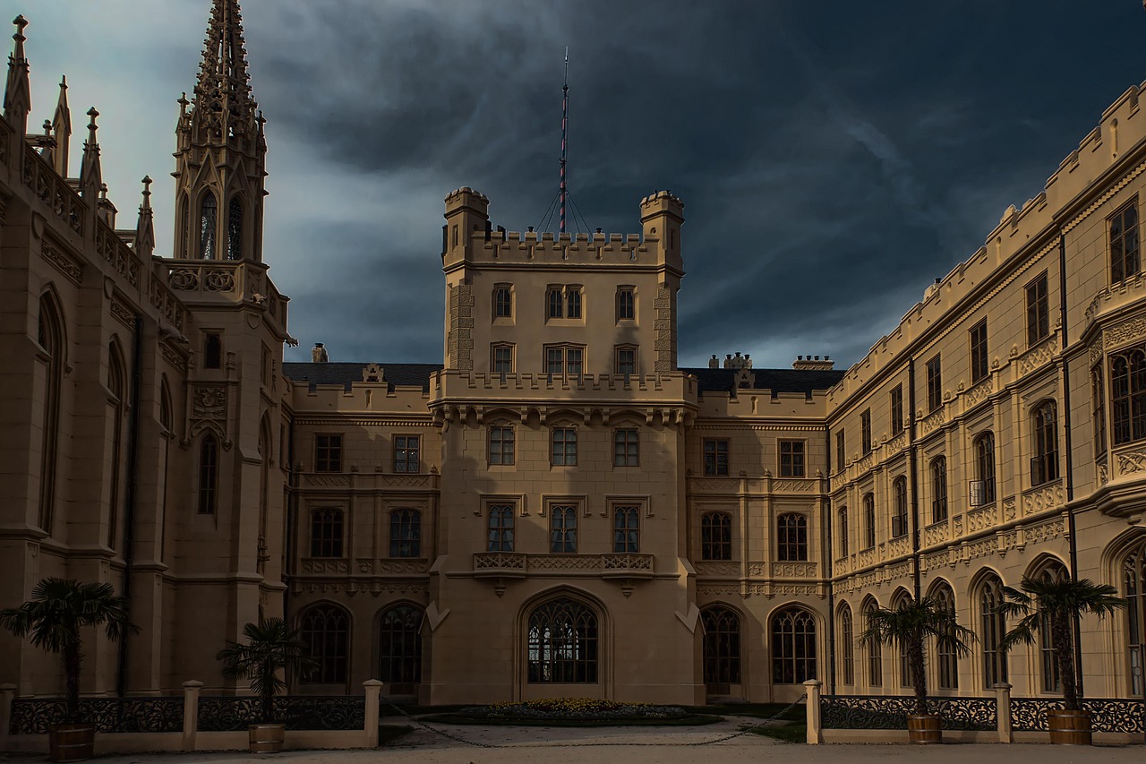Castello affascinante di Vienna, immerso nella natura e circondato da storici giardini.
