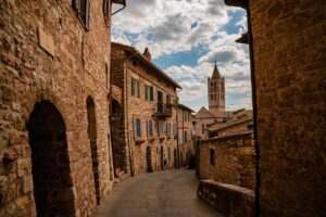 Borgo che ricorda Siena, con strade medievali e architettura affascinante, situato al di fuori della Toscana.
