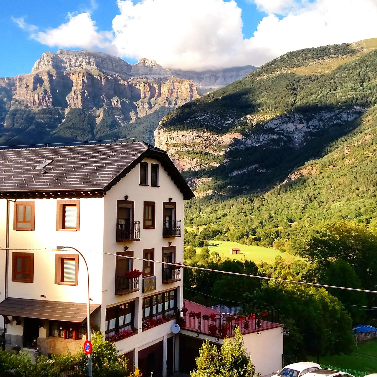 Panorama montano con vista su valli verdi e piatti tipici locali serviti in un ristorante accogliente.