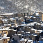 Ceramiche di stufa in esposizione, simbolo della tradizione artigianale piemontese.