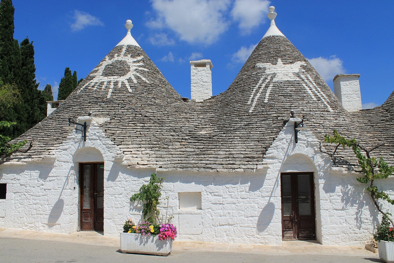 Trullo affacciato sul mare con vista panoramica, ideale per una fuga economica sotto i 50 euro.