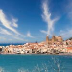 Vista panoramica della pittoresca città costiera, con il mare blu e le case colorate.