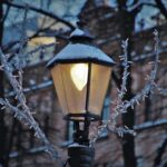 Copenaghen innevata con luci natalizie, riflettendo la filosofia Hygge in un'atmosfera accogliente e calda.
