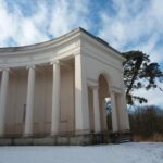 Termalismo a Budapest: visitatori nelle terme calde circondati da neve in un suggestivo paesaggio invernale.