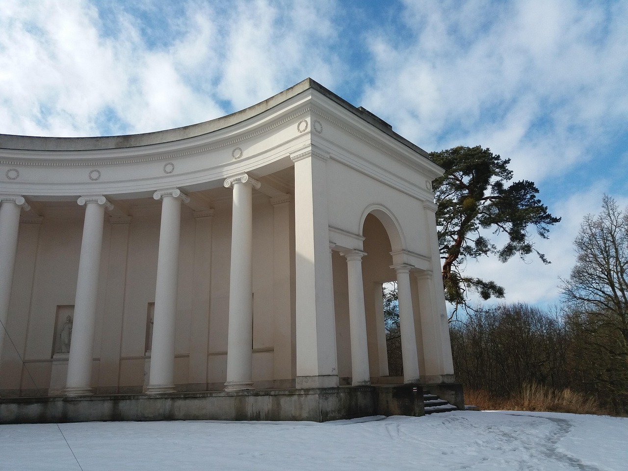 Termalismo a Budapest: visitatori nelle terme calde circondati da neve in un suggestivo paesaggio invernale.