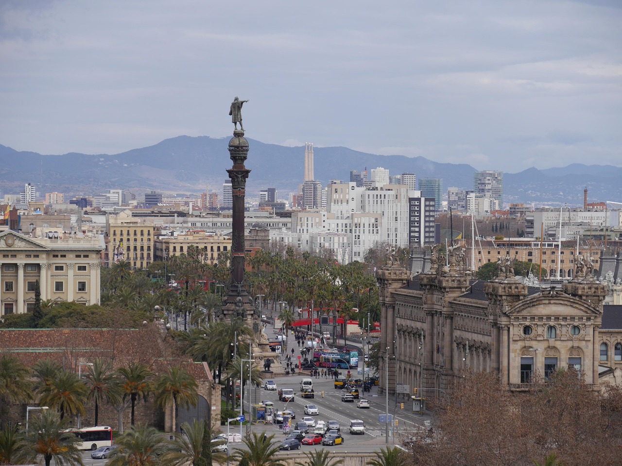 Vista di un hotel economico e sicuro a Barcellona, con turisti felici e un ambiente accogliente.