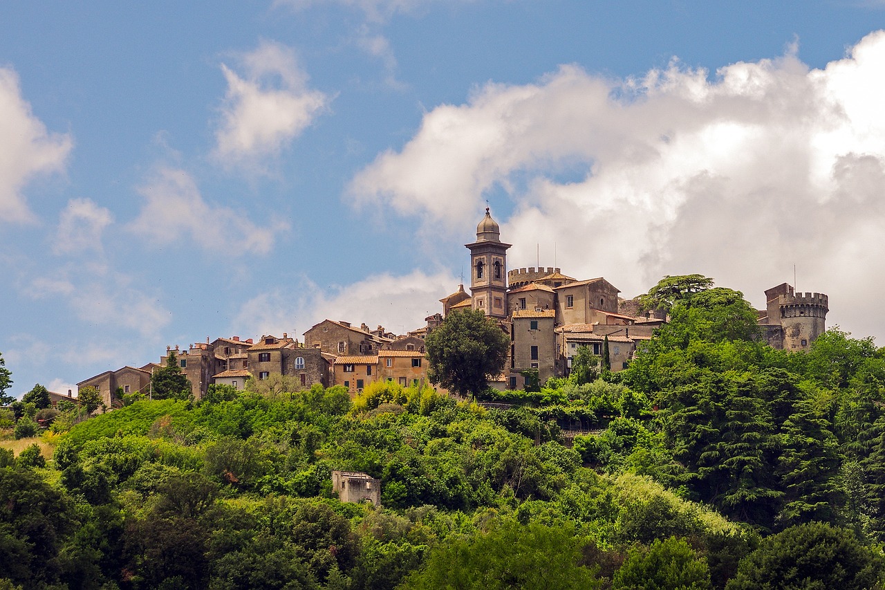 Borgo collinare delle Marche, paesaggio tranquillo con case in pietra e natura circostante.