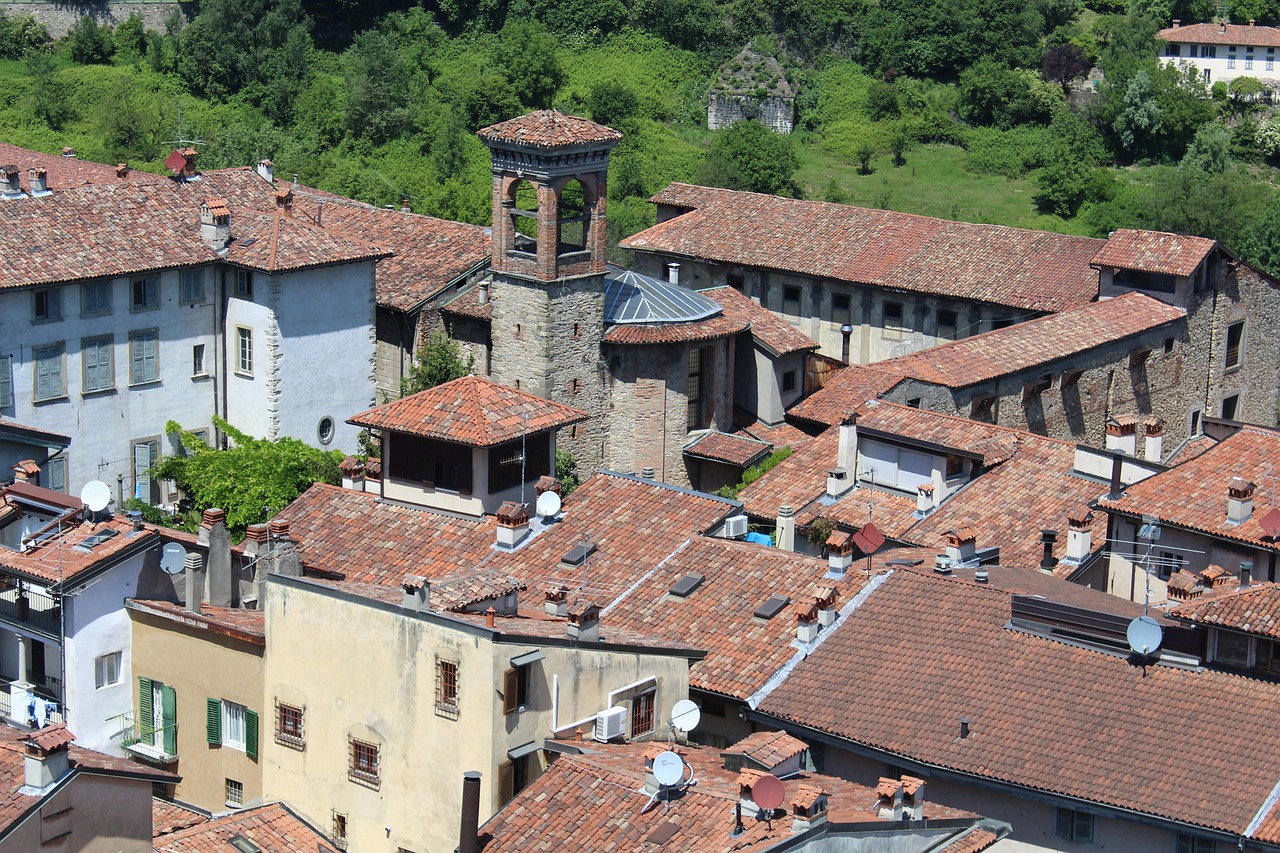 Borgo medievale di Grazzano Visconti con stradine e edifici storici, atmosfera da set cinematografico.