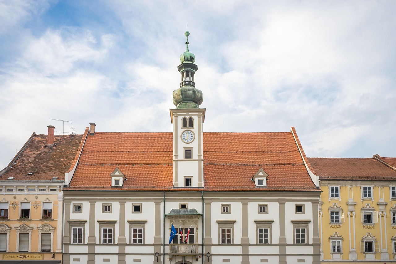 Panorama di una località nascosta in Slovenia, con natura incontaminata e architettura tradizionale.