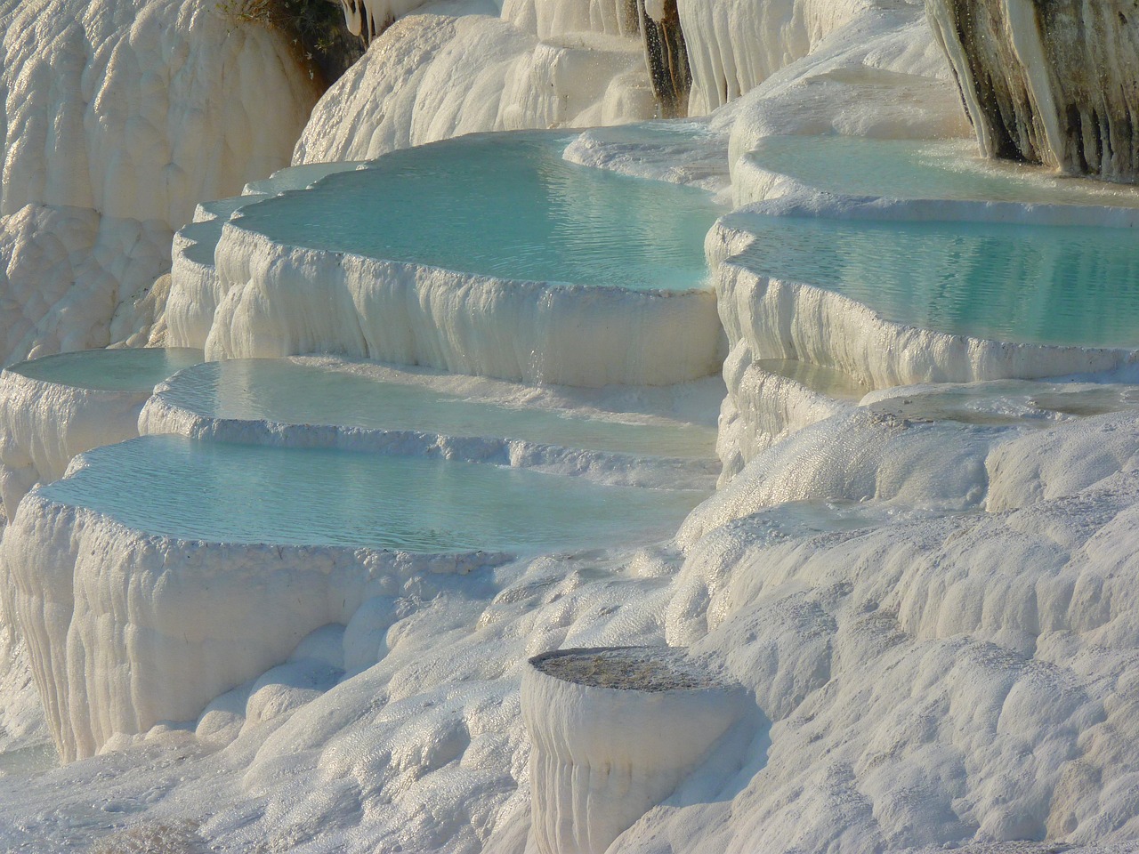 Terme di Saturnia in inverno, visitatori che si rilassano nelle vasche termali all'aperto.