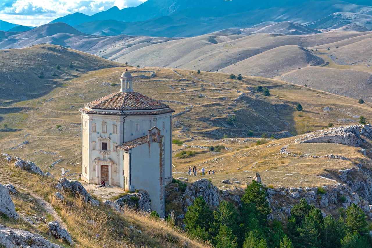 Paesaggio tranquillo dell'Abruzzo, con borghi autentici immersi nella natura lontani dal turismo di massa.