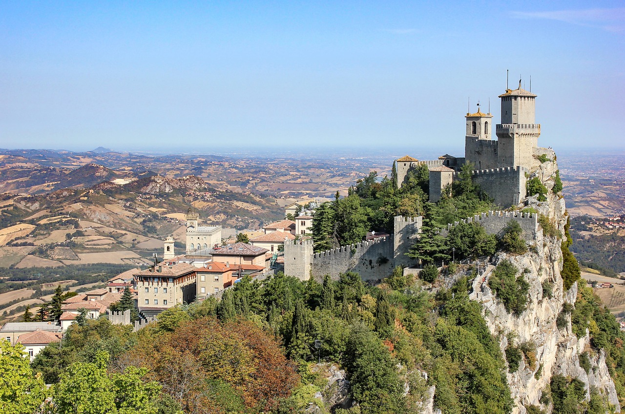 Panorama di una città storica italiana, ideale per una gita di un giorno.