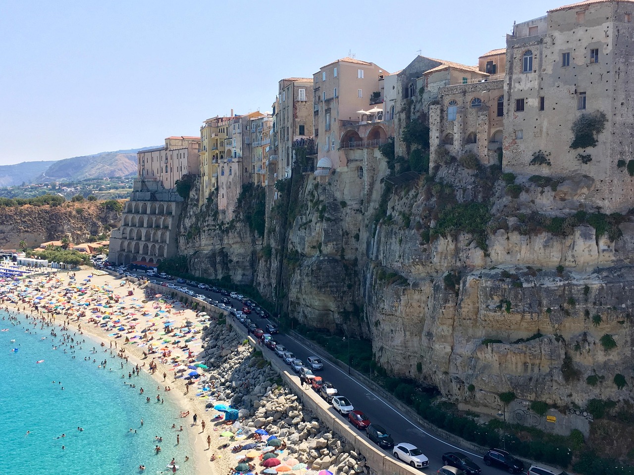 Panorama suggestivo della Calabria con mare cristallino e colline verdi.