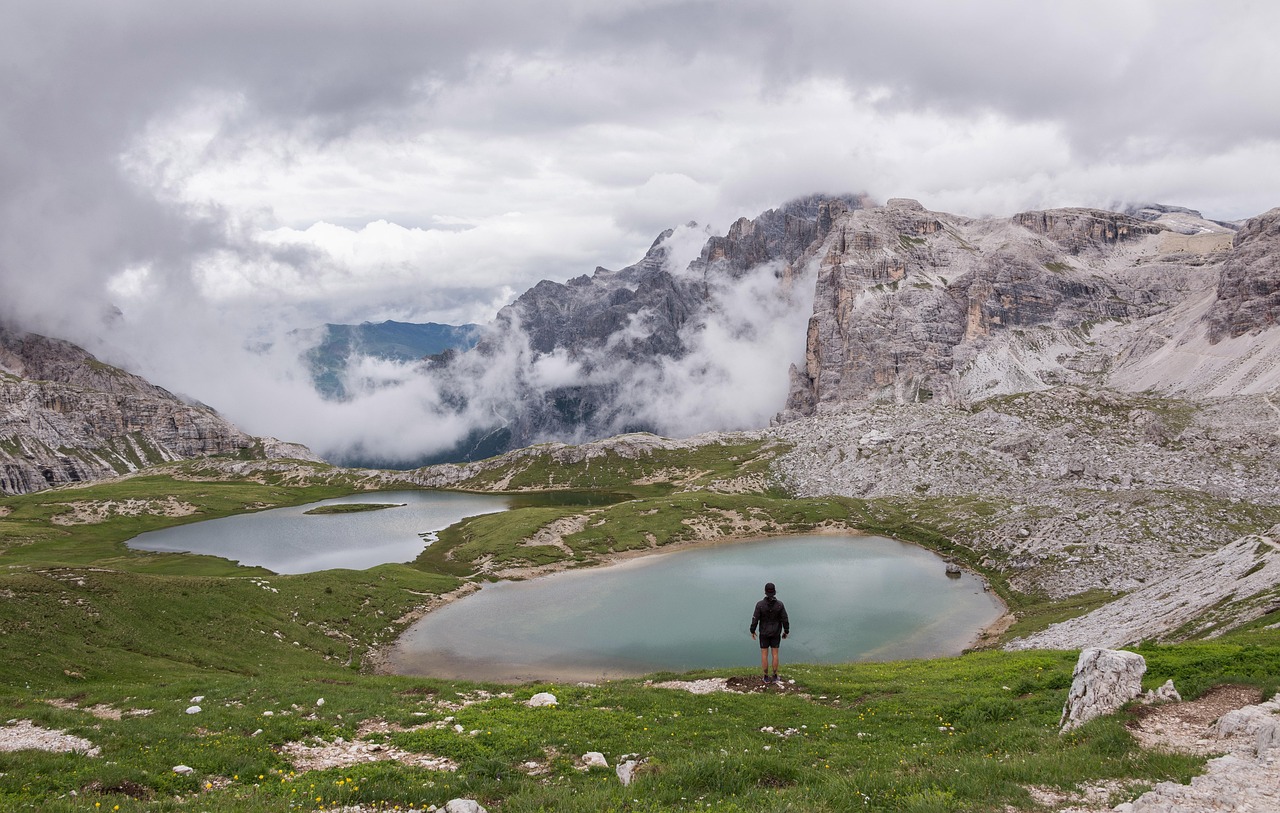 Vista panoramica delle Dolomiti con sentieri per escursioni tranquille e natura incontaminata.