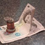 Pensionato che consulta documenti sulle pensioni di reversibilità nel 2026.