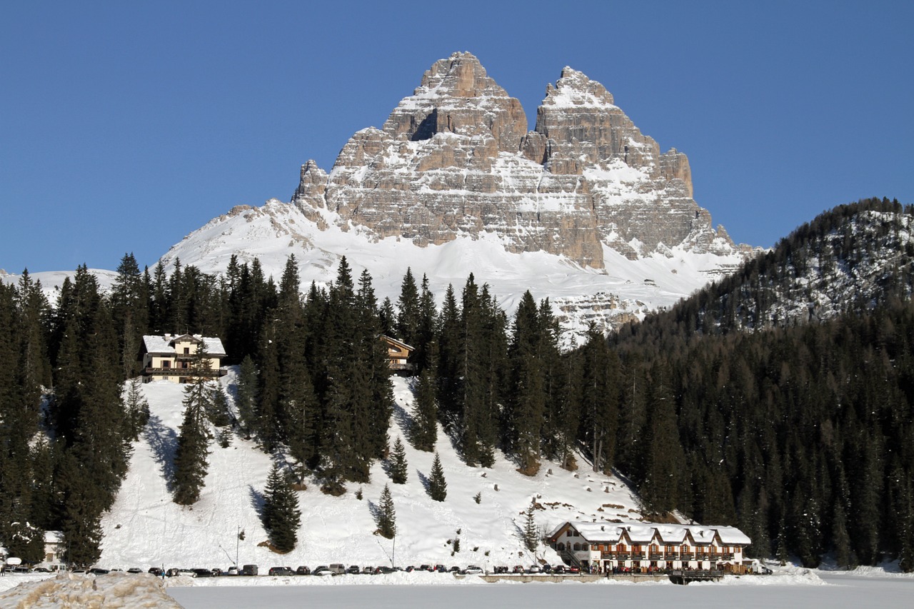 Paesaggio sereno delle Dolomiti con prati verdi e montagne, ideale per chi cerca relax e bellezza naturale.