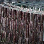 Borgo in Valtellina, paesaggio montano con aria secca e frizzante, simbolo della produzione di bresaola.