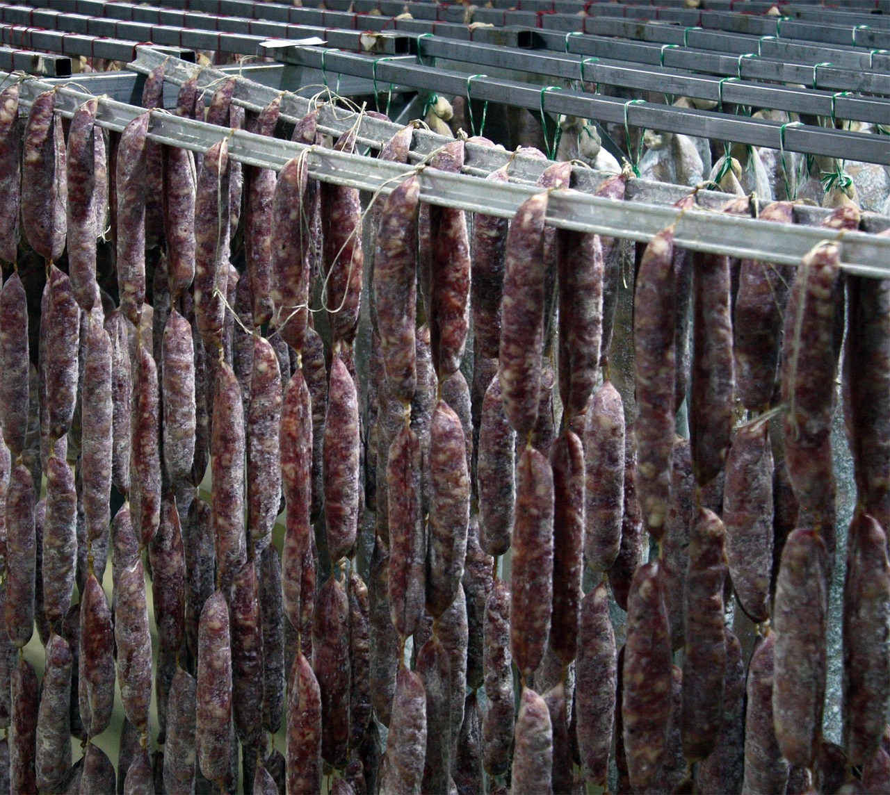 Borgo in Valtellina, paesaggio montano con aria secca e frizzante, simbolo della produzione di bresaola.