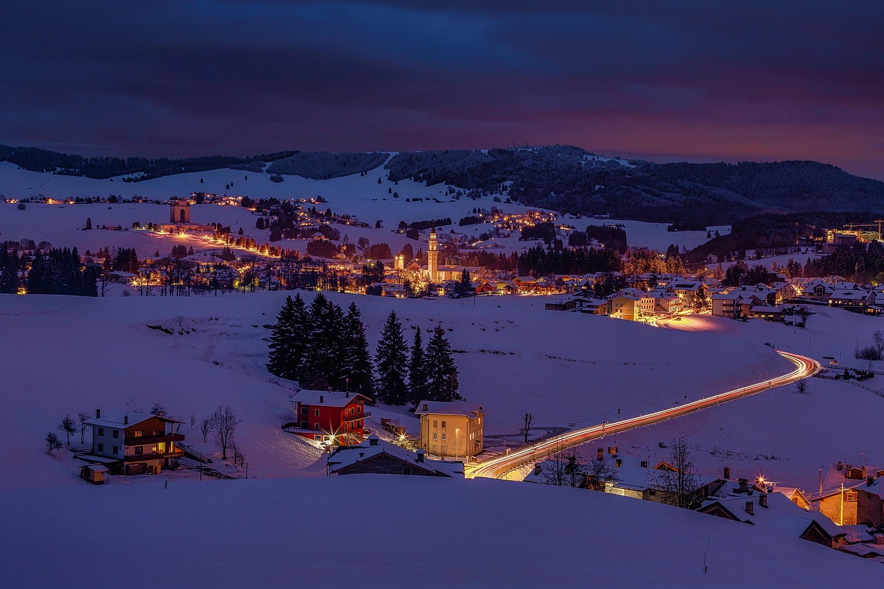 Coppia abbracciata in una pittoresca località invernale con paesaggio innevato e atmosfera romantica.