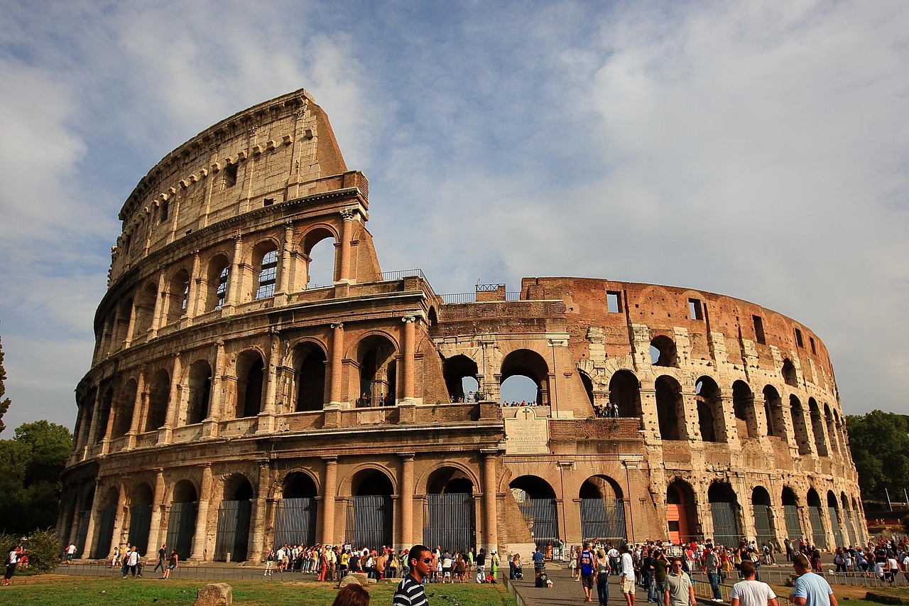 Monumento di Roma affollato da visitatori entusiasti in una giornata di sole.