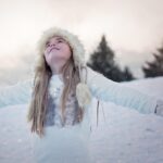 Bambini che giocano sulla neve in una località montana italiana.