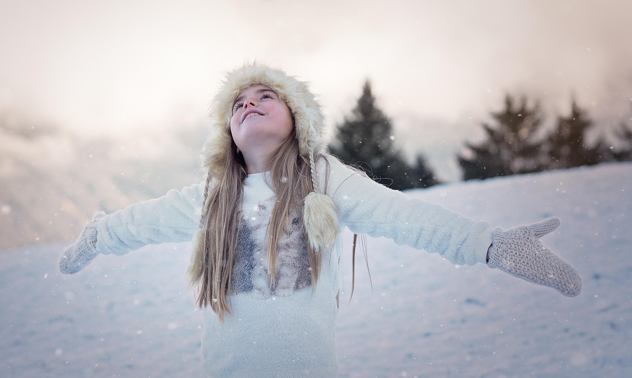 Bambini che giocano sulla neve in una località montana italiana.
