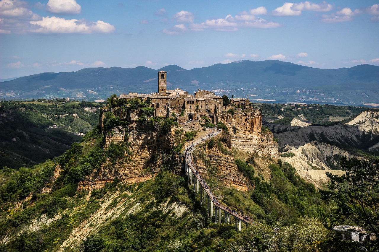 Ponte tibetano più lungo del mondo in Italia, vista panoramica con escursionista in cammino.