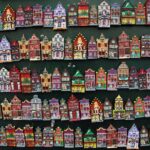 Canali di Amsterdam coperti di neve con persone che passeggiano sotto ombrelli.