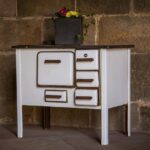 Immagine che illustra un camino moderno con un'etichetta di bonus di 8000 euro per la sostituzione.