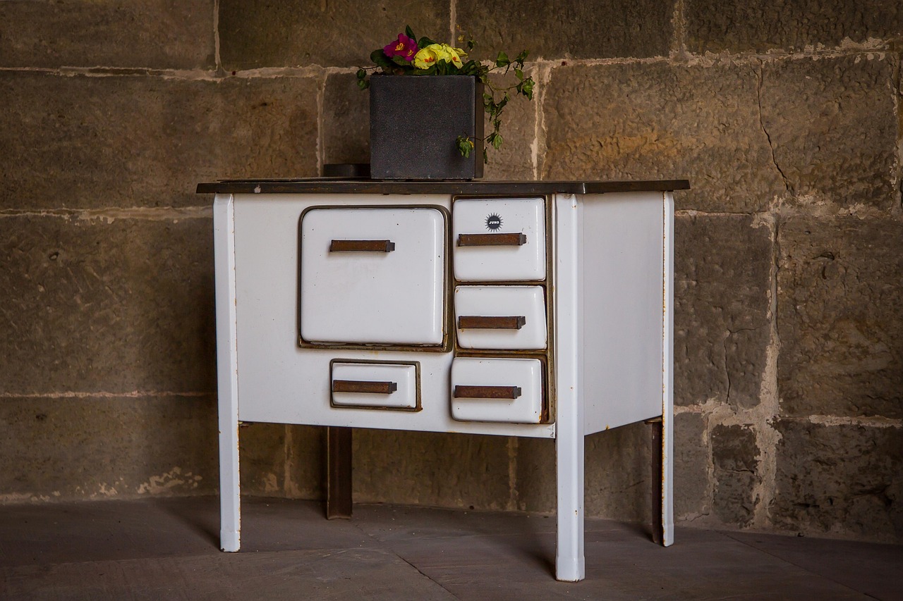 Immagine che illustra un camino moderno con un'etichetta di bonus di 8000 euro per la sostituzione.