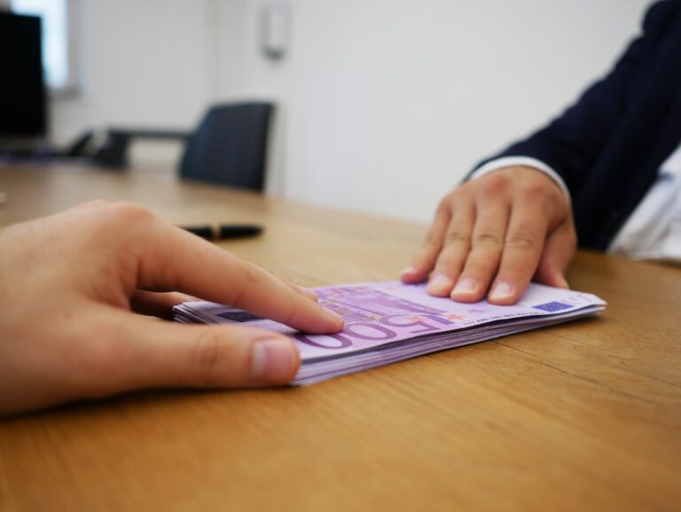 Tabella con le nuove soglie ISEE 2025 per l'accesso ai bonus sociali e agevolazioni.