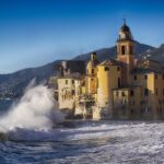 Borgo ligure con stradine pittoresche e case colorate, immerso in un paesaggio incantevole.