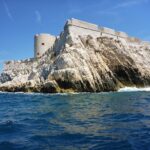 Panorama di Dubrovnik con le sue mura storiche e il mare azzurro, simbolo di bellezza e attrazione turistica.