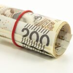 Calcolatrice e documenti su un tavolo, simbolo della pensione minima 2025.