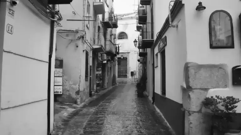 Cherasco tra vie ortogonali e palazzi: cosa osservare in una visita breve nel centro storico